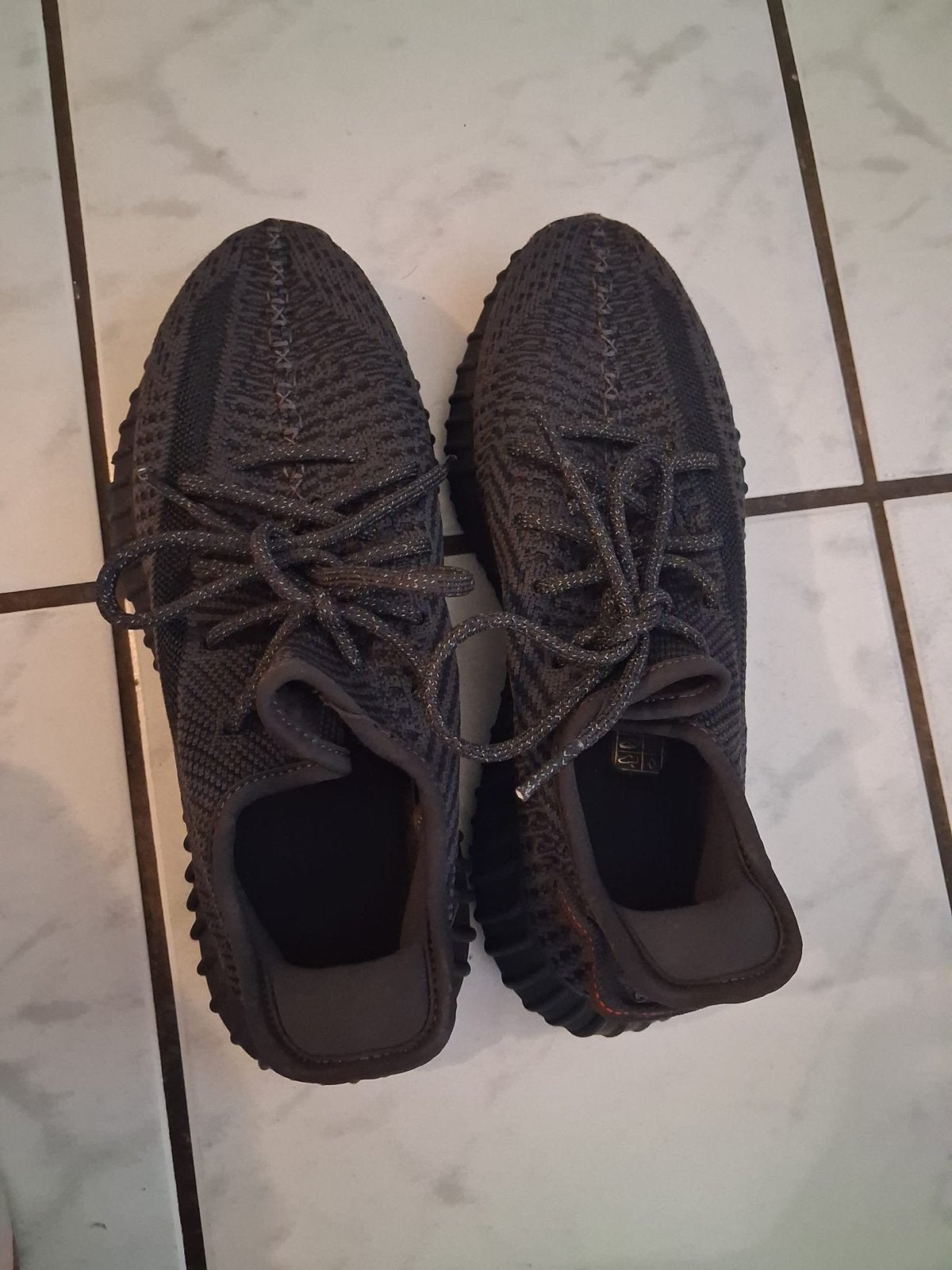 Adidas Yeezy Boost 350 V2 Zwart - Maat 43, Zwart, Ophalen of Verzenden, Sneakers of Gympen, Zo goed als nieuw
