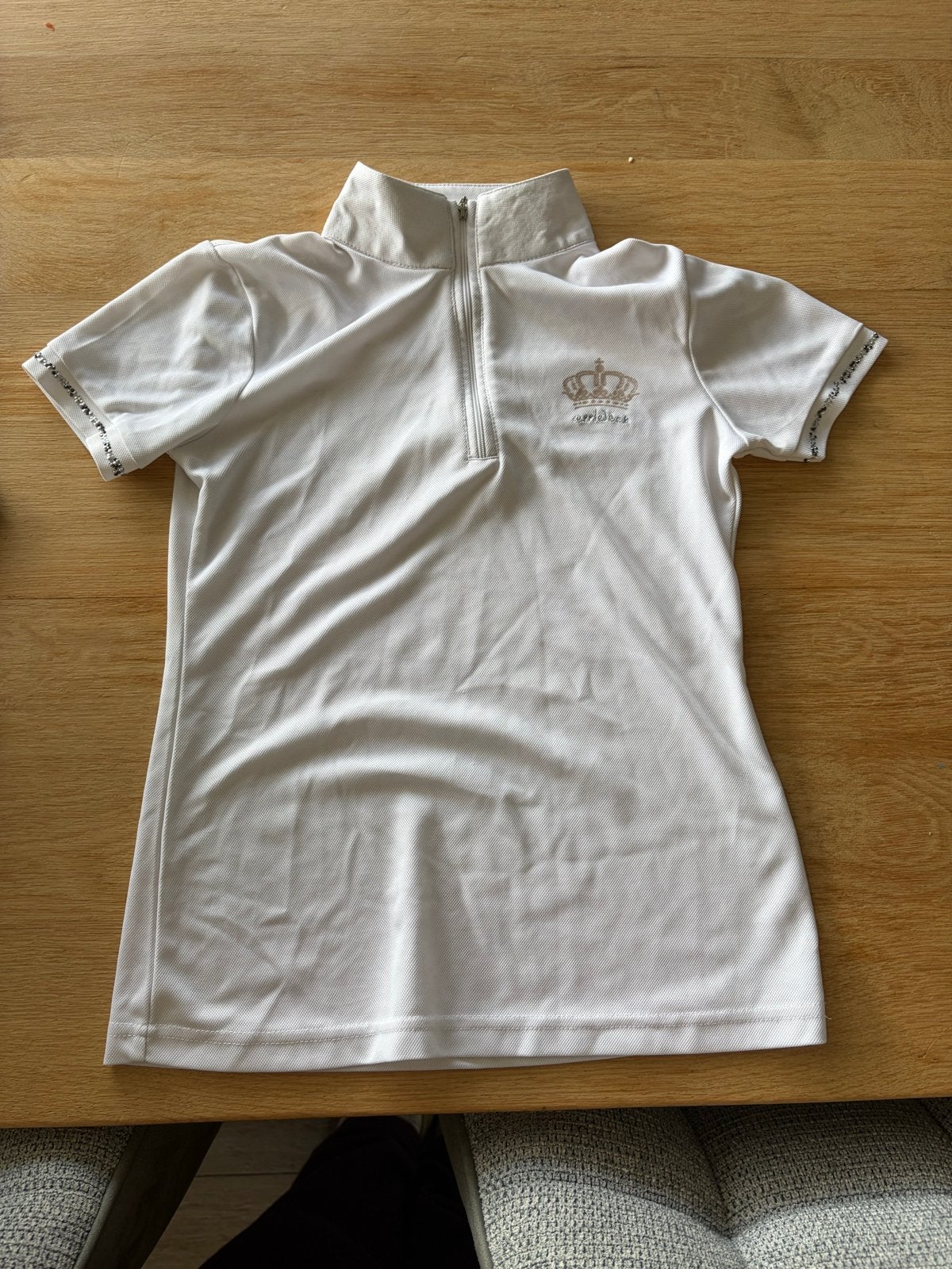 Wit wedstrijd shirt met kroonopdruk, maat 152, Ophalen, Zo goed als nieuw, Meisje, Shirt of Longsleeve