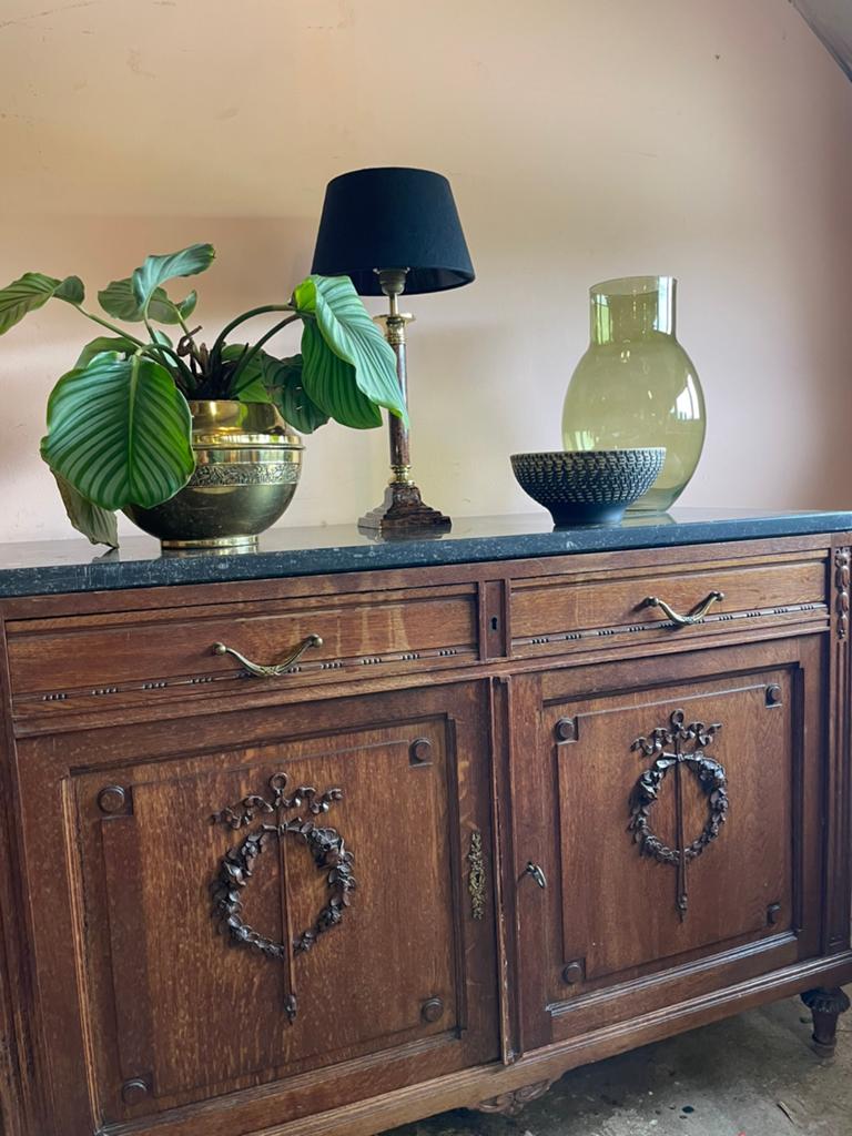 Vintage houten dressoir met donker hardsteen blad, Ophalen, Gebruikt