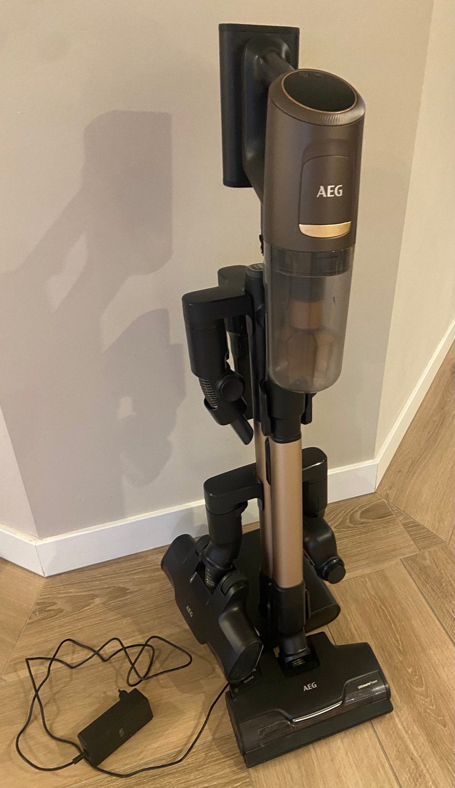 AEG AP81A25COM 8000 Ultimate Steelstofzuiger, Draadloos, Ophalen of Verzenden, Zo goed als nieuw, Reservoir
