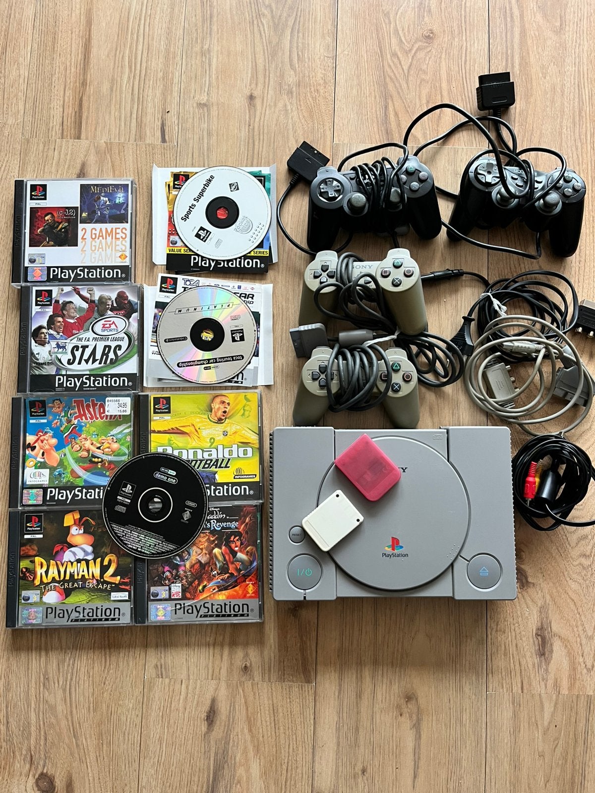 Leuke PlayStation 1 set zeer conoleet, Met games, Met 2 controllers, Q, Ophalen of Verzenden