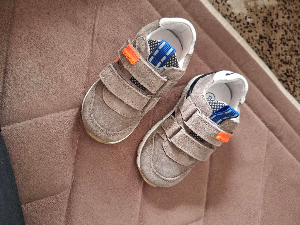 Nieuwe grijze ledere kinderschoenen met klittenband, maat 20, Kinderen en Baby's, Kinderkleding | Schoenen en Sokken, Jongen of Meisje