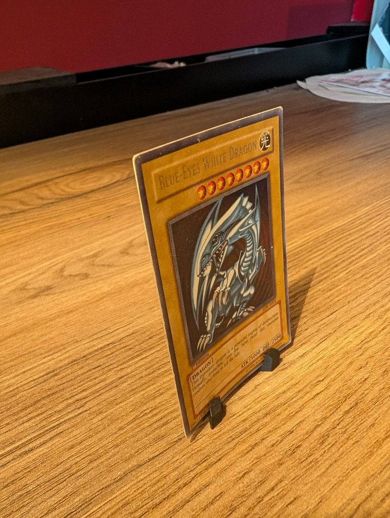 Blue-Eyes White Dragon (SDK-E001), Hobby en Vrije tijd, Verzamelkaartspellen | Yu-gi-Oh!, Verzenden, Zo goed als nieuw, Foil
