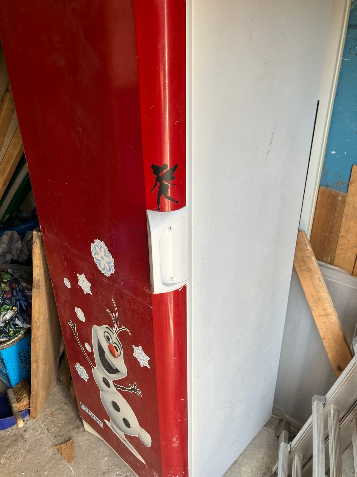 Goed werkende vriezer, rood geschilderd, gratis af te halen, Witgoed en Apparatuur, Vriezers en Diepvrieskisten, Gebruikt, Minder dan 60 cm