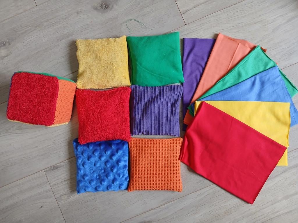 Dobbelsteen met pittenzakjes en speeldoeken, Ophalen of Verzenden, Nieuw