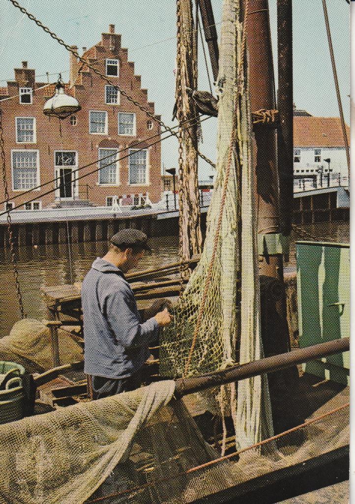 Harlingen Vissersboot in de Zuiderhaven 1977, Ophalen of Verzenden, 1960 tot 1980, Gelopen, Friesland