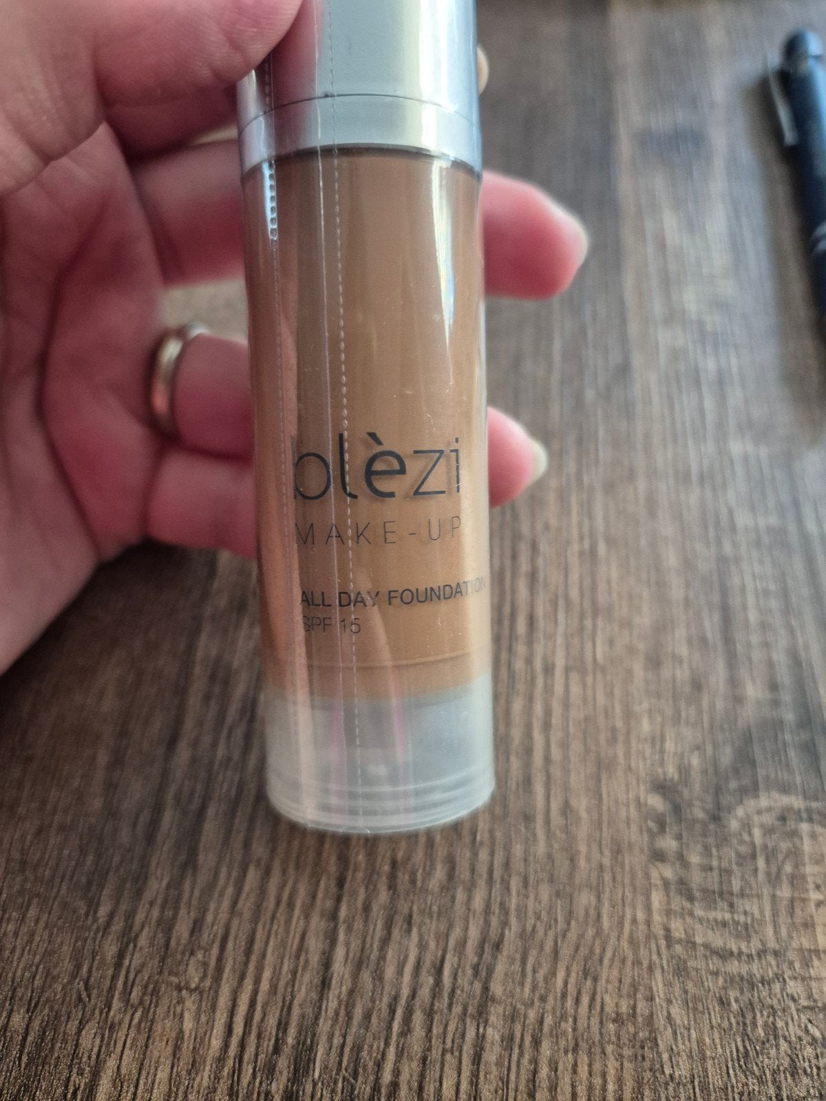 Blezi All Day Foundation SPF 15 - Caffe Latte 20, Sieraden, Tassen en Uiterlijk, Uiterlijk | Cosmetica en Make-up, Bruin, Gehele gezicht