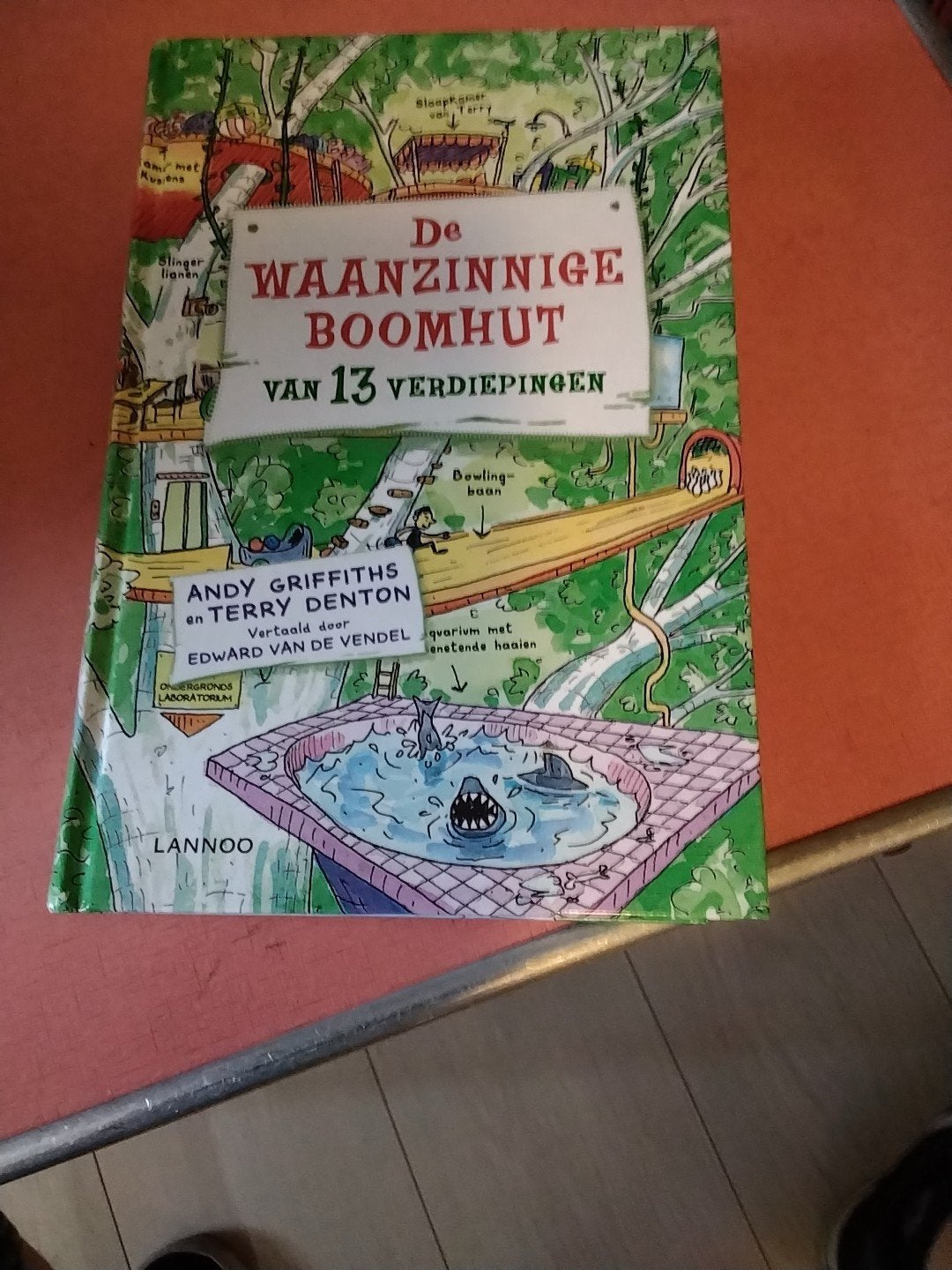 De waanzinnige boomhut van 13 verdiepingen € 5, Ophalen of Verzenden, Zo goed als nieuw