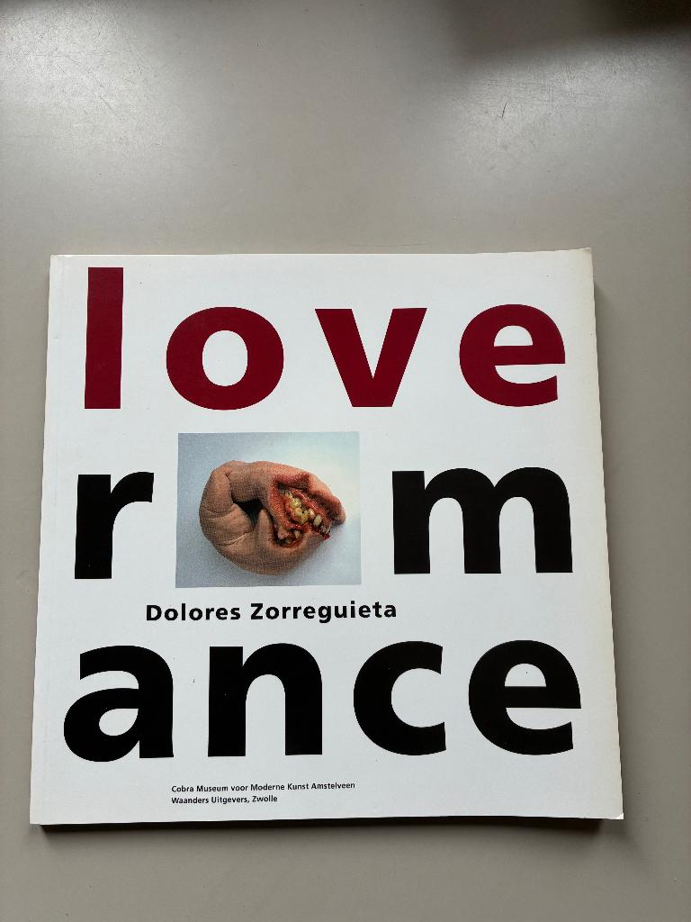 Dolores Zorreguieta Love Romance boek met dvd, Boeken, Ophalen of Verzenden, Gelezen
