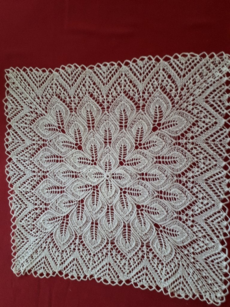 Een waanzinnig kunst breiwerk wit vierkant kleedje, Ophalen of Verzenden