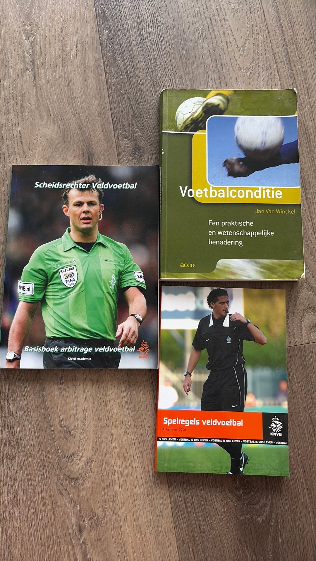Drie boeken scheidsrechter/voetbal, Ophalen of Verzenden, Gelezen, Balsport