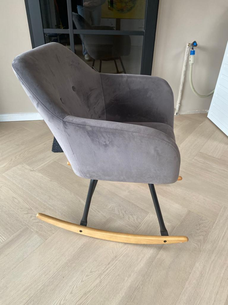 Grijze schommelstoel met fluwelen bekleding., Ophalen, Zo goed als nieuw, Hout, Eén