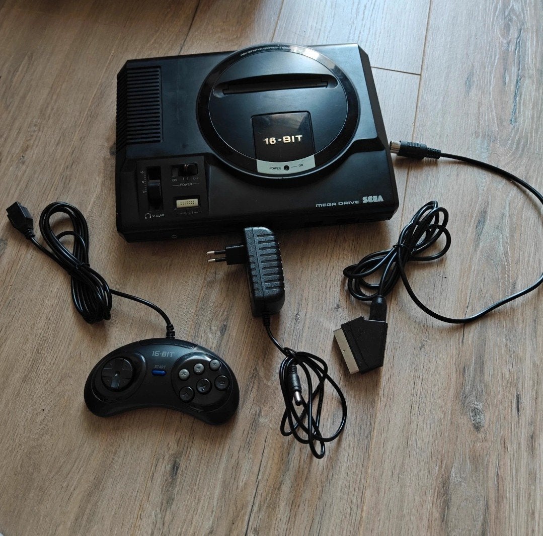 Sega mega drive 1 va4 region free. true NTSC 60hz crystal, Spelcomputers en Games, Ophalen of Verzenden, Zo goed als nieuw, Met 1 controller