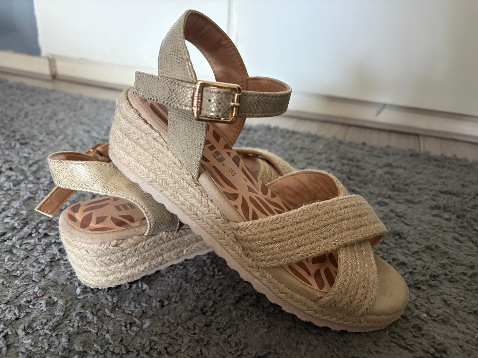 Espadrilla’s met klein sleehakken maat 35 Merk Mtng, Kleding | Dames, Beige, Ophalen of Verzenden, Zo goed als nieuw, Espadrilles of Moccasins