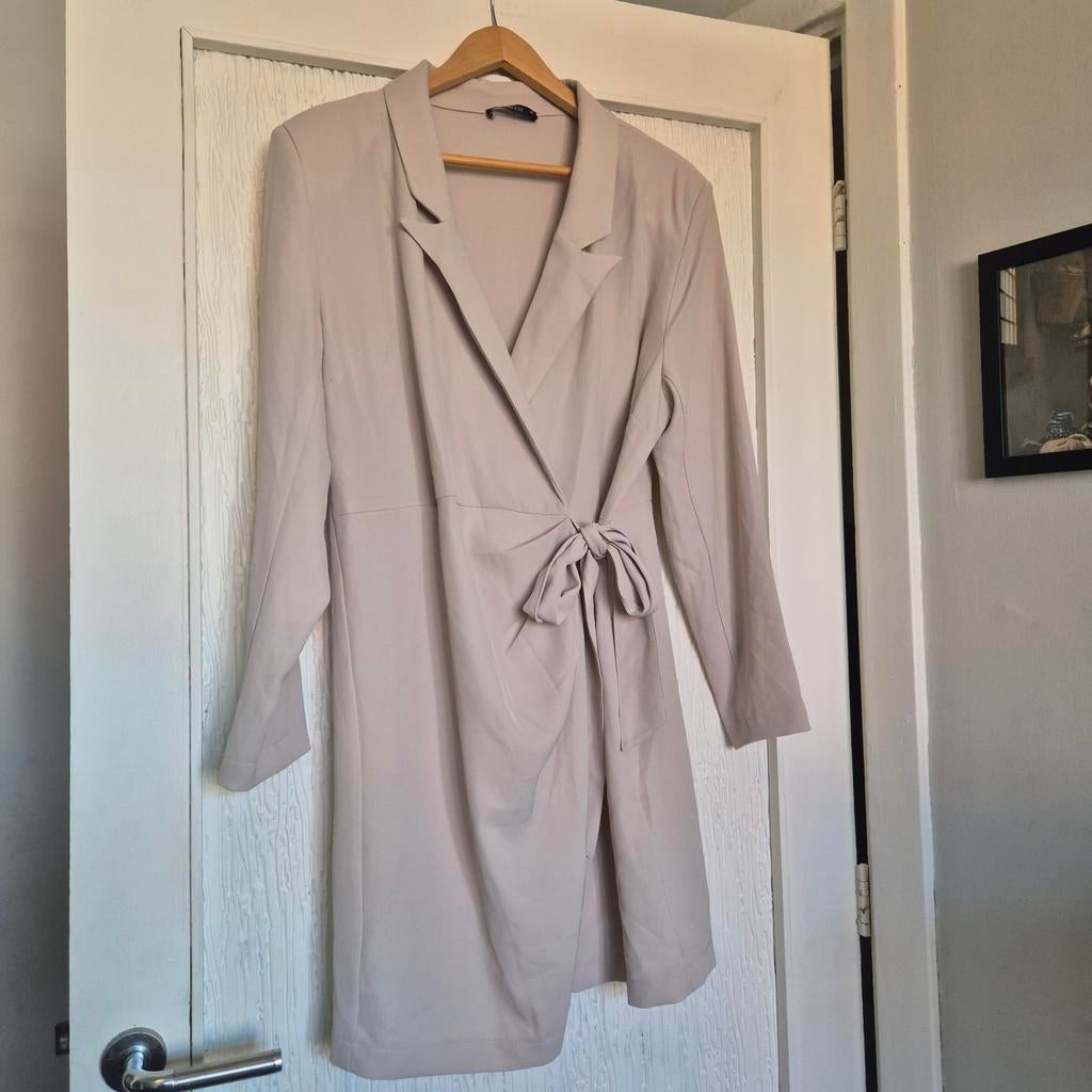Gina Tricot Vanessa Blazerjurk Maat 44 - Beige wikkeljurk, Gina Tricot, Beige, Maat 42/44 (L), Ophalen of Verzenden