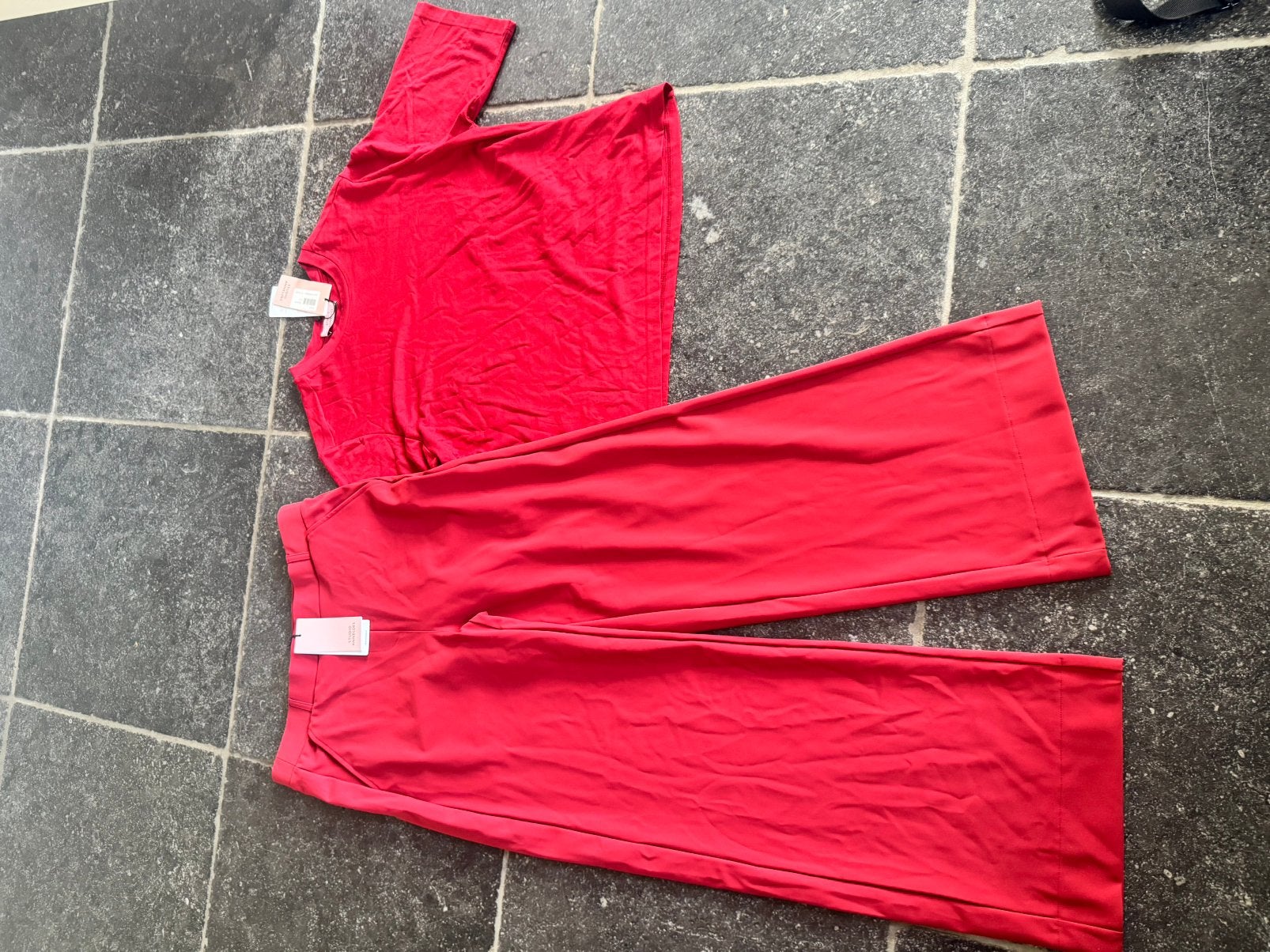 Studio Anneloes broek Lexie en bijpassende shirt Ruby Red L, Kostuum of Pak, Verzenden, Maat 42/44 (L), Nieuw