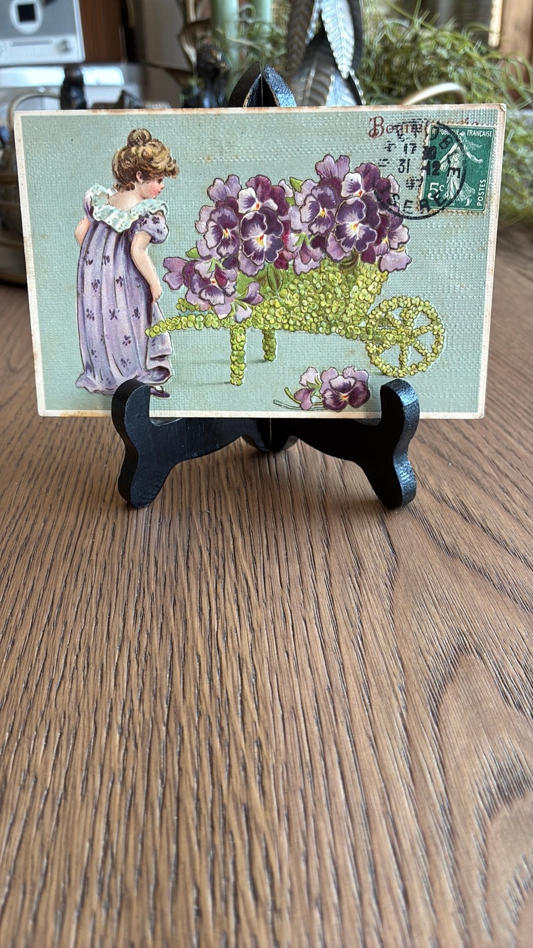 Reliefkaart. Meisje met kruiwagen, klaver en paatse violen, Ophalen of Verzenden, Voor 1920, Kinderen