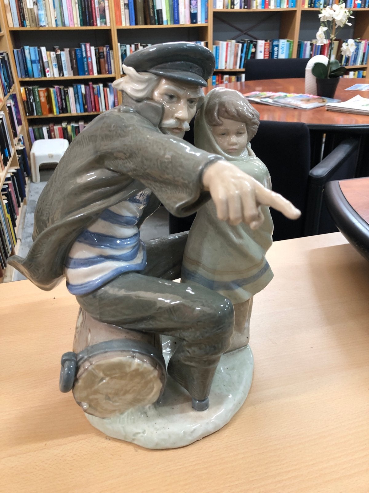 Beeld van een visser met kind,  lladro keramiek, Antiek en Kunst, Kunst | Beelden en Houtsnijwerken, Groep mensen, Geglazuurd