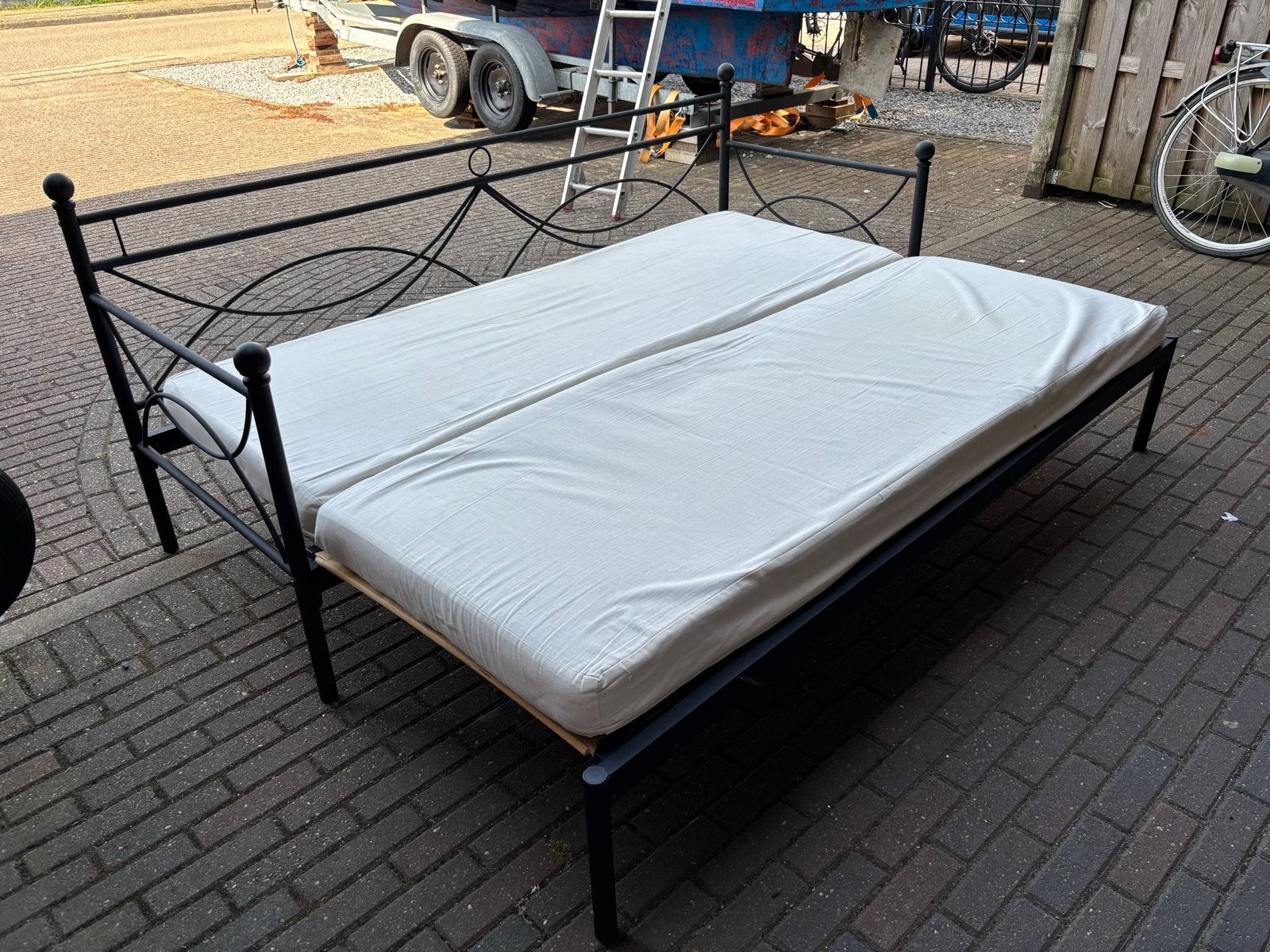 Zwart metalen bedbank met uitschuiffunctie, Ophalen, Zwart, Tweepersoons, 200 cm