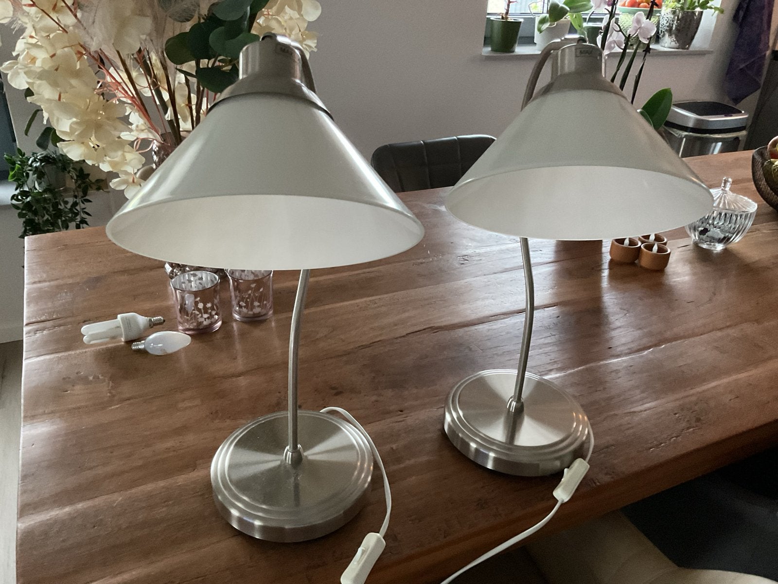 Set van 2 moderne tafellampen, wit/zilver, max 40W, Ophalen, Met schakelaar, Gebruikt, Overige merken