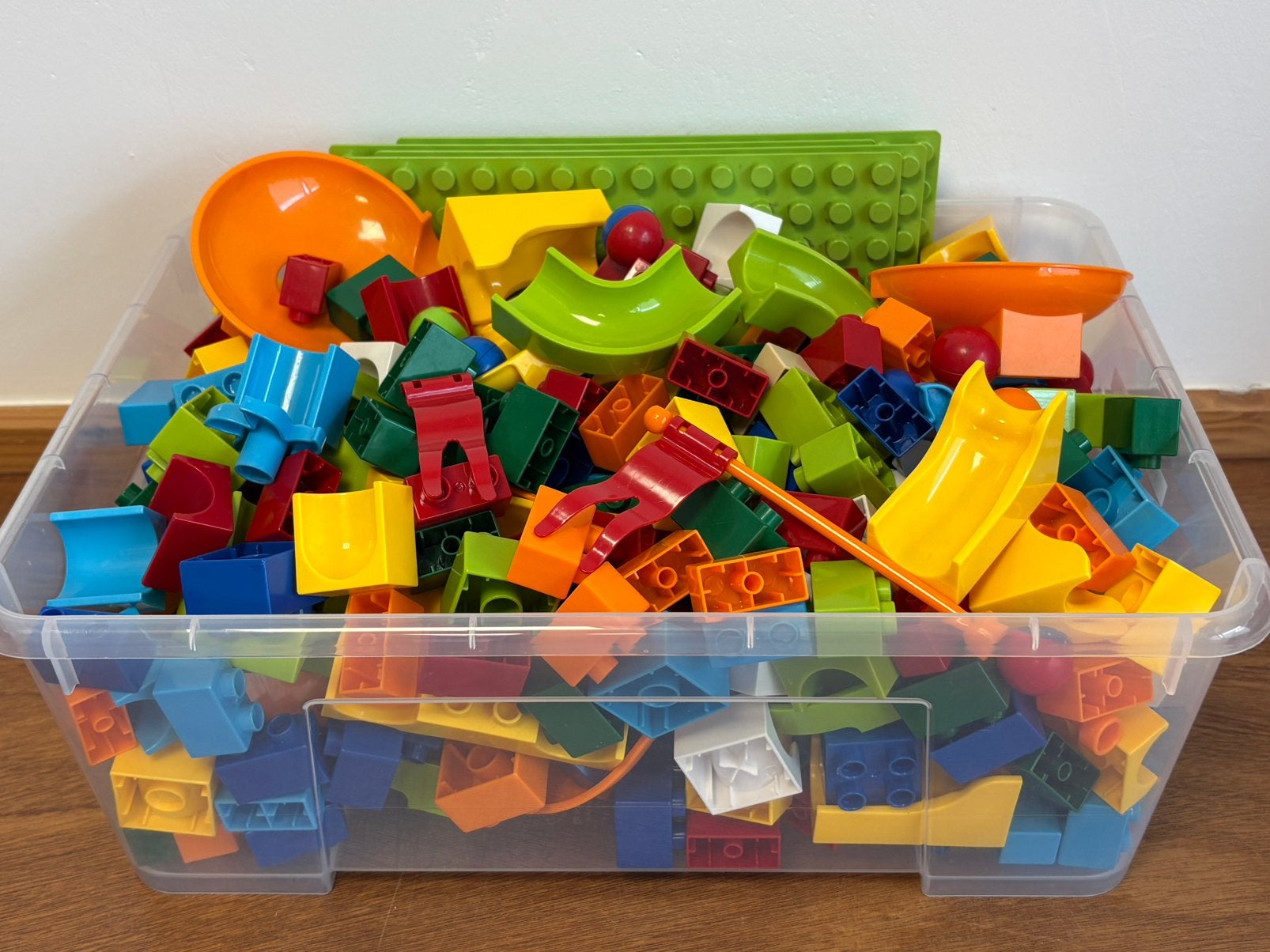 Grote bak met knikkerbaan onderdelen, bouwplaten en knikkers, Kinderen en Baby's, Ophalen of Verzenden, Zo goed als nieuw
