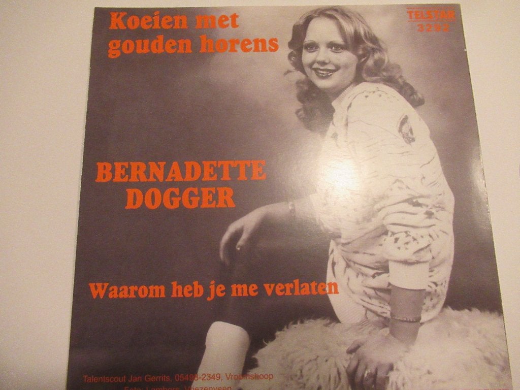 BERNADETTE DOGGER # KOEIEN MET GOUDEN HORENS/WAAROM HEB JE, 7 inch, Ophalen of Verzenden, Fotohoes, Levenslied of Smartlap
