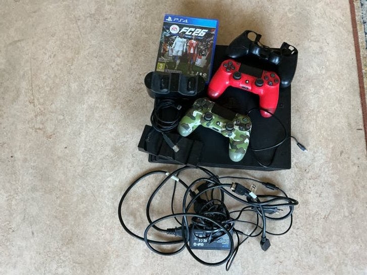 PlayStation 4 Pro met 2 controllers en FC26 game, Gebruikt, 2 spelers, Eén computer, Ophalen of Verzenden