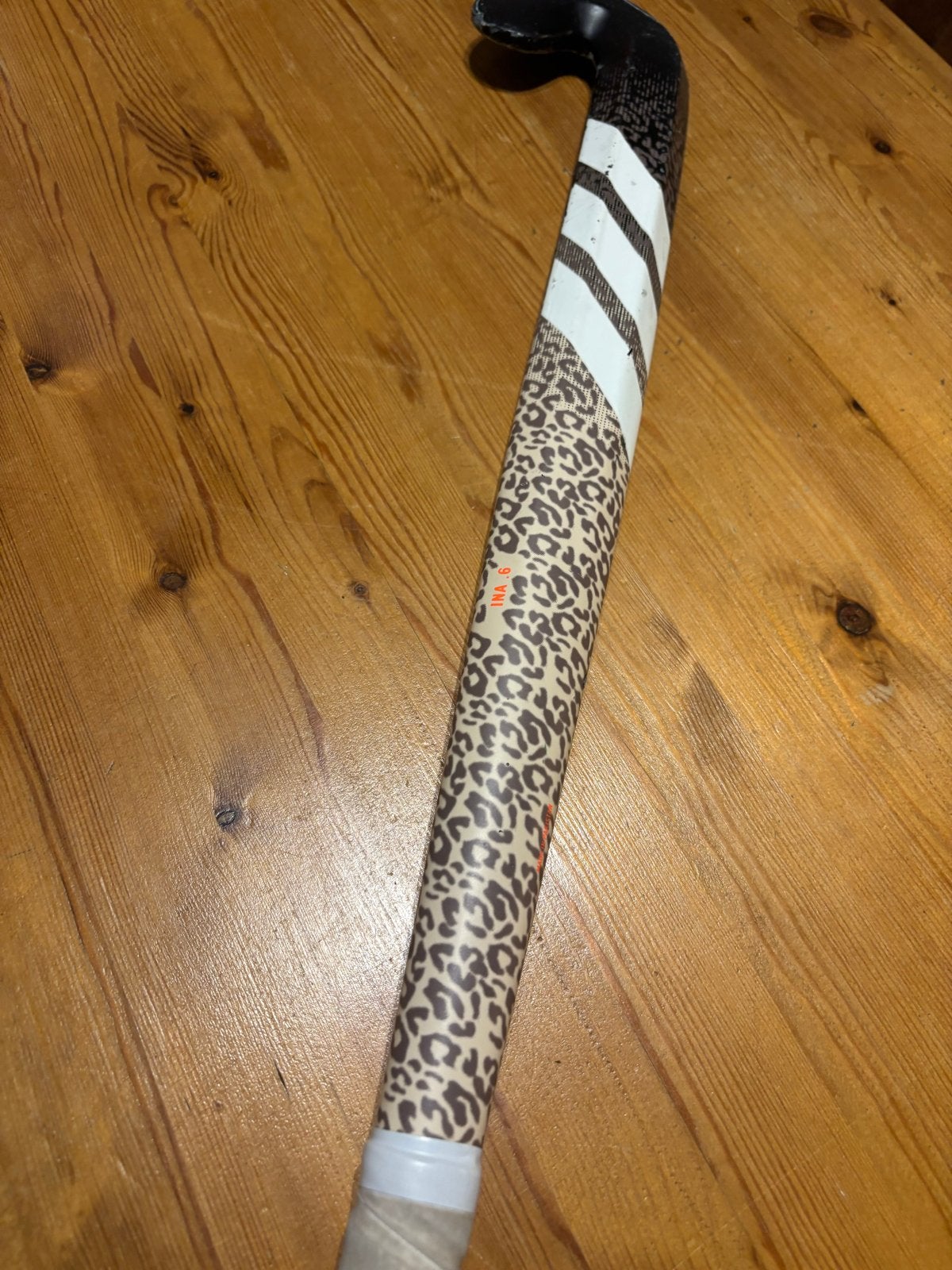 Adidas hockeystick met luipaardprint, Sport en Fitness, Hockey, Ophalen, Gebruikt, Stick