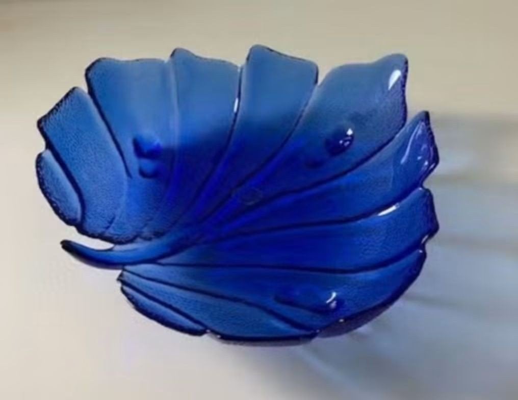 brocante grote blauw glazen schaal/fruitschaal in bladvorm, Antiek en Kunst, Ophalen of Verzenden
