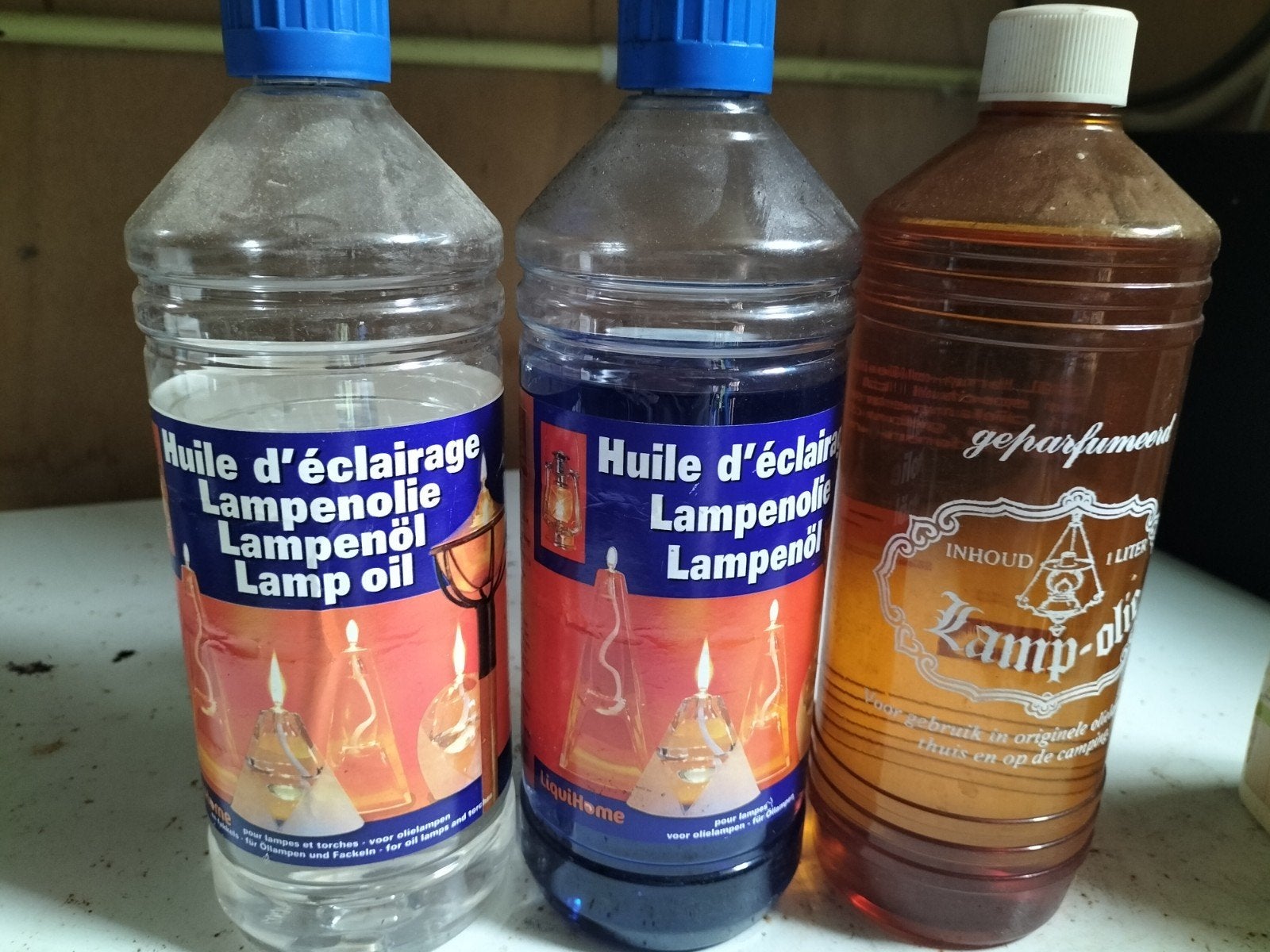 Ruim 2,5 liter lampolie (geparfumeerd en ongeparfumeerd), Ophalen of Verzenden, Gebruikt, Blauw, Kunststof