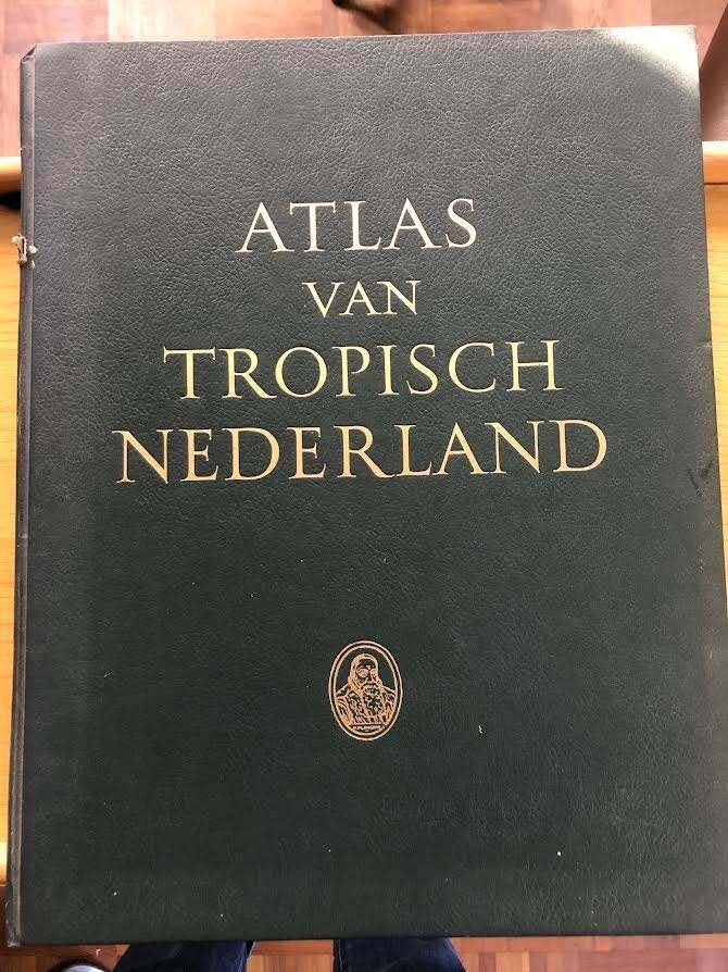 Atlas van Tropisch Nederland, Boeken, Ophalen of Verzenden, Gelezen, Koninklijk Nederlands Aardrijkskundig Genootschap