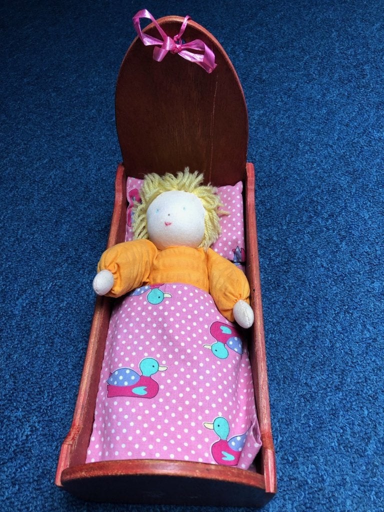 Houten poppenbedje met antroposofisch popje, Ophalen, Gebruikt