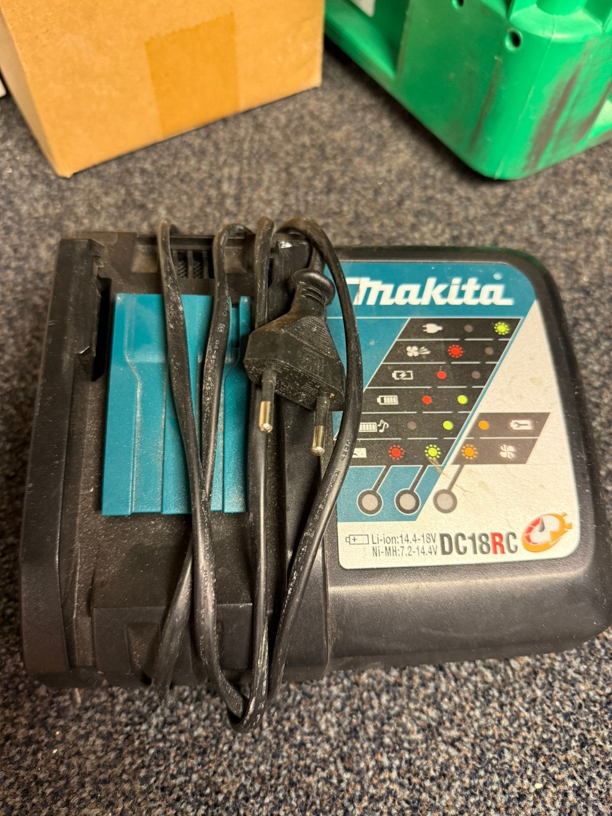 Makita oplader, Doe-het-zelf en Verbouw, Gereedschap | Machine-onderdelen en Toebehoren, Ophalen of Verzenden, Zo goed als nieuw
