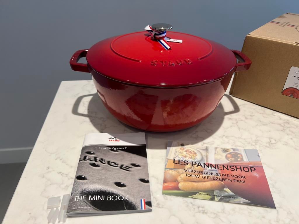 Nieuwe Staub Marmite 26 cm Cerise in de doos, Gietijzer, Nieuw, Ophalen of Verzenden, Staub