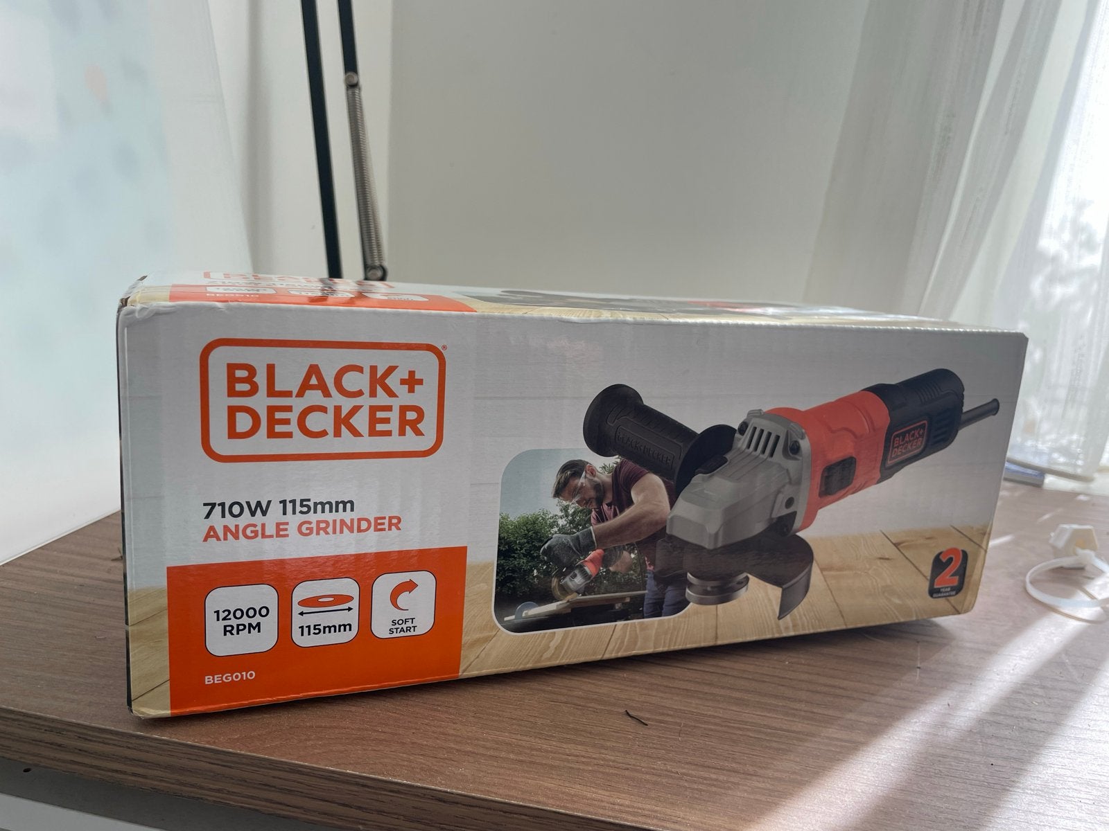 Black+Decker 710W 115mm Haakse Slijper - Nieuw in doos, Ophalen of Verzenden, Nieuw, 700 tot 1000 watt, Haakse handslijpmachine