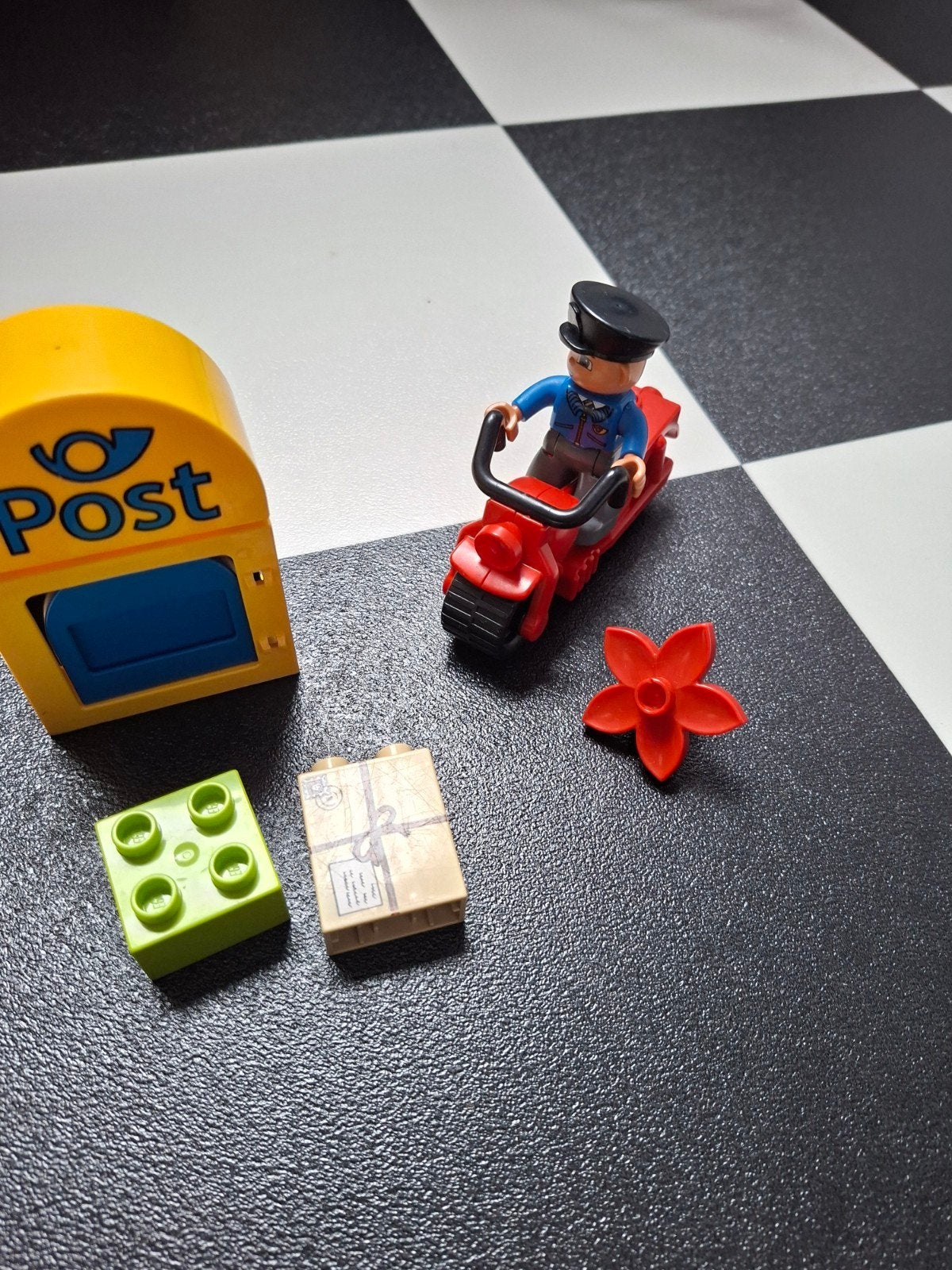Lego Duplo Postbode met motor en brievenbus, Ophalen of Verzenden, Gebruikt