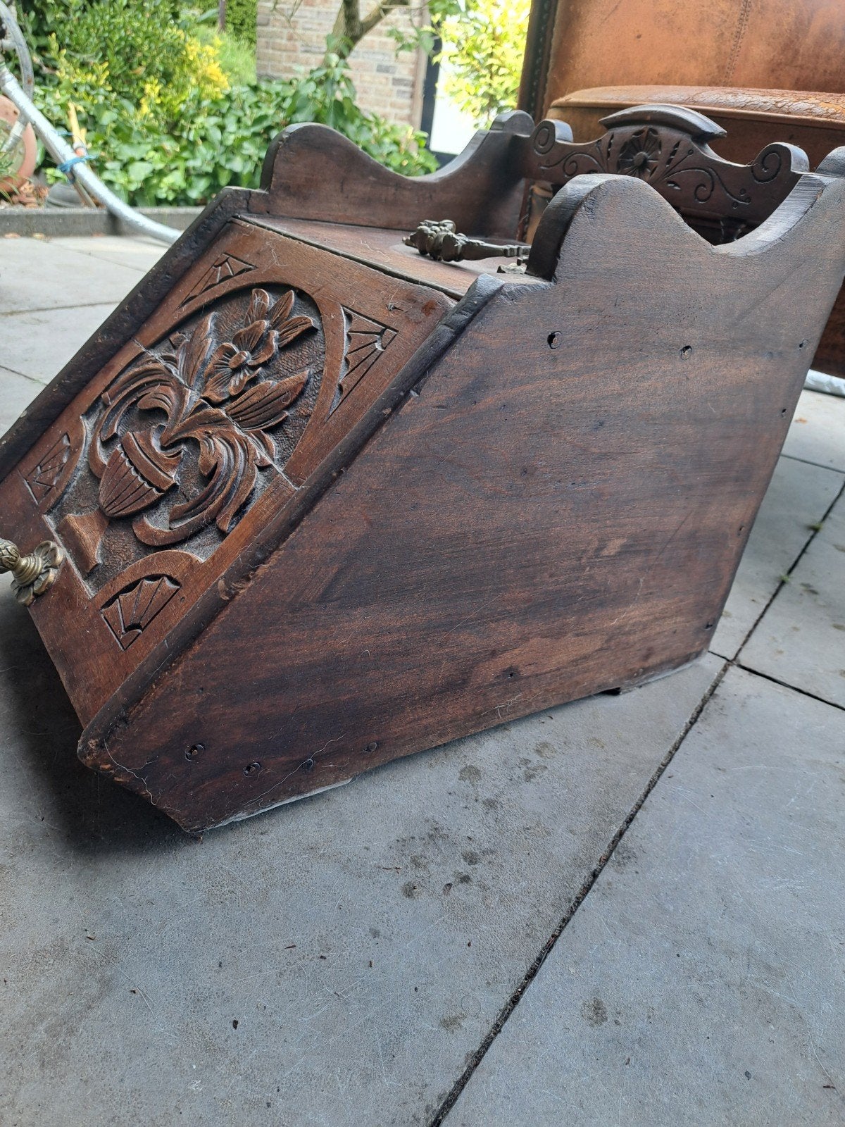 Antieke houten kolenbak met houtsnijwerk, Ophalen