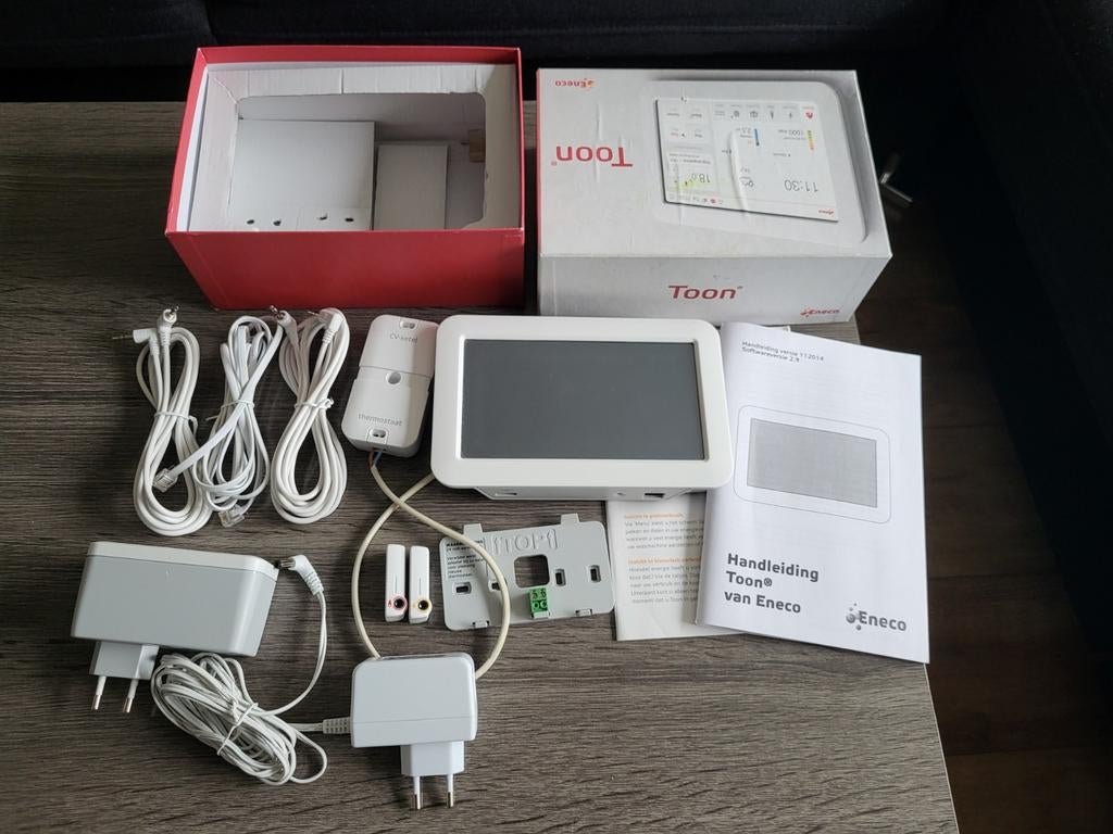 Eneco Toon thermostaat met P1-meter en accessoires, Ophalen of Verzenden, Slimme thermostaat, Zo goed als nieuw