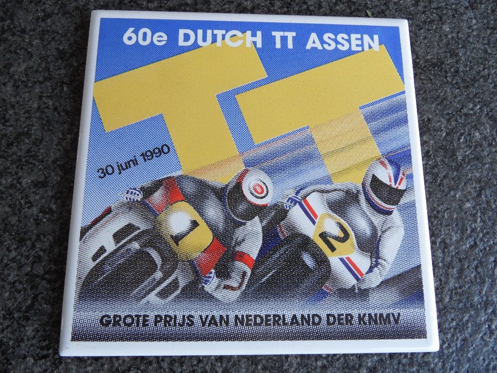 TT Assen 1990 motorwegrace 60e Dutch TT tegel, Verzenden, Zo goed als nieuw, Gebruiksvoorwerp