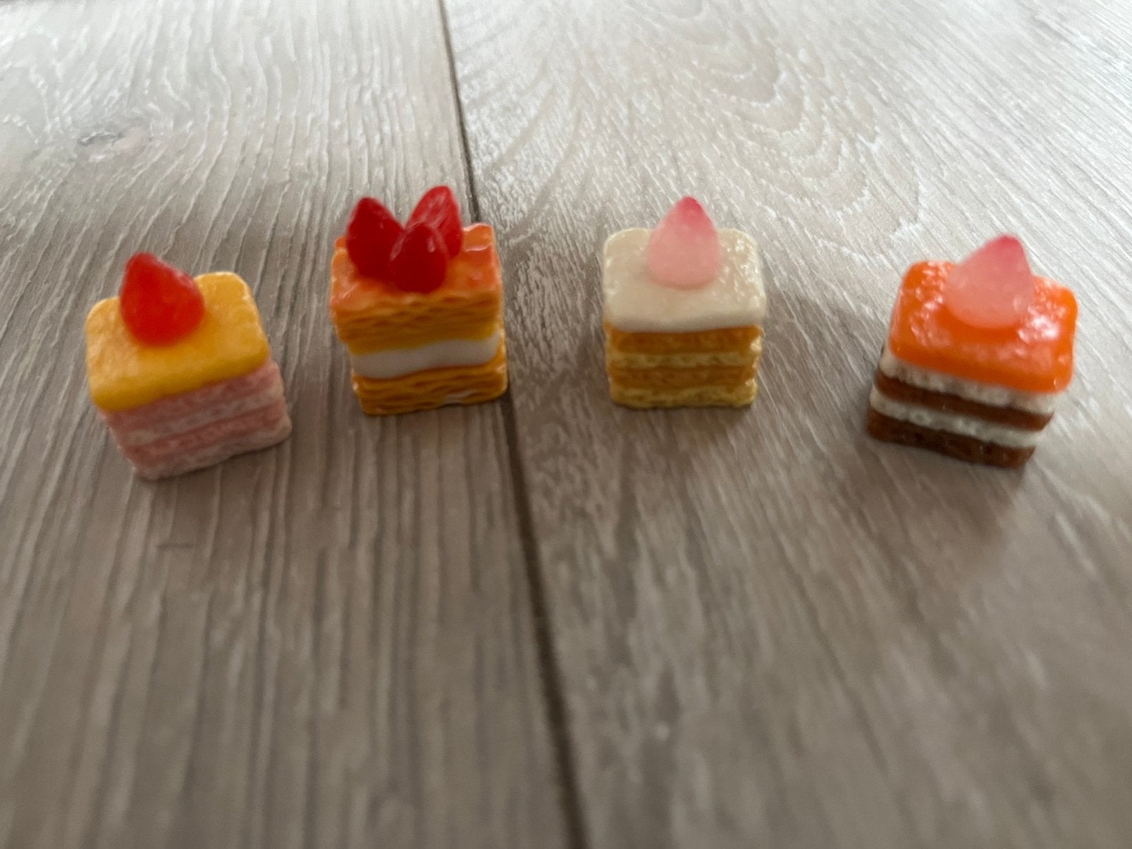 4 prachtige gebakjes poppen/ maileg huis incl verzenden, Ophalen, Nieuw, Poppenhuis