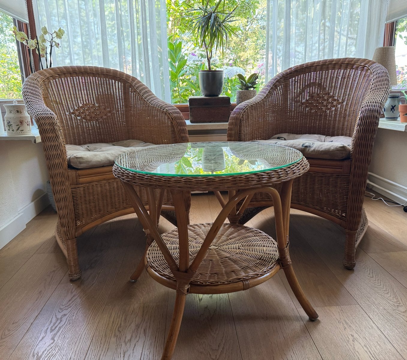 Set Rotan bijzettafel met twee stoelen, Huis en Inrichting, Tafels | Bijzettafels, Minder dan 55 cm, Gebruikt, Rond, Glas
