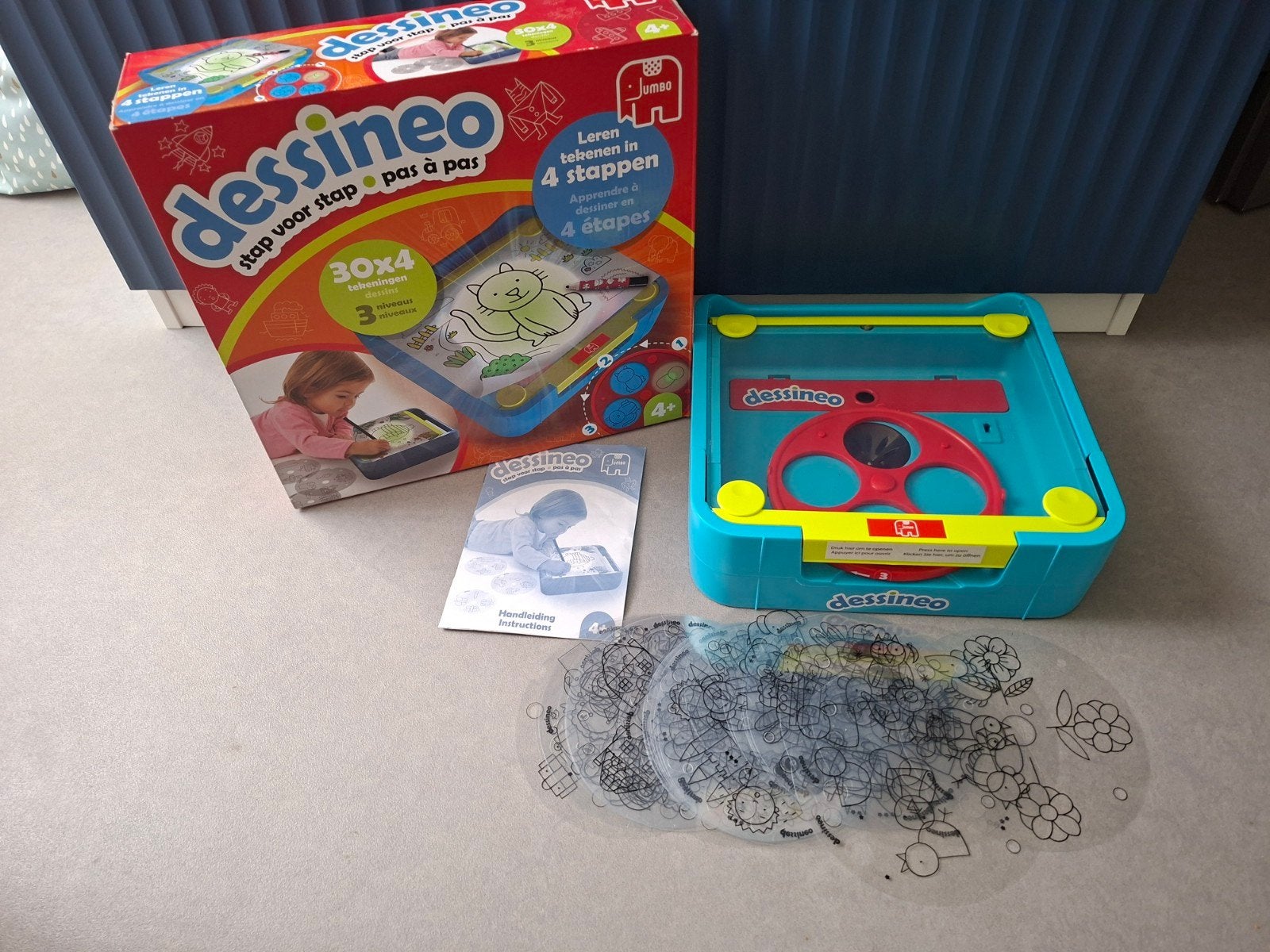 Dessineo Tekenprojector met Licht en Sjablonen, Ophalen, Zo goed als nieuw, Knutselen, Met licht