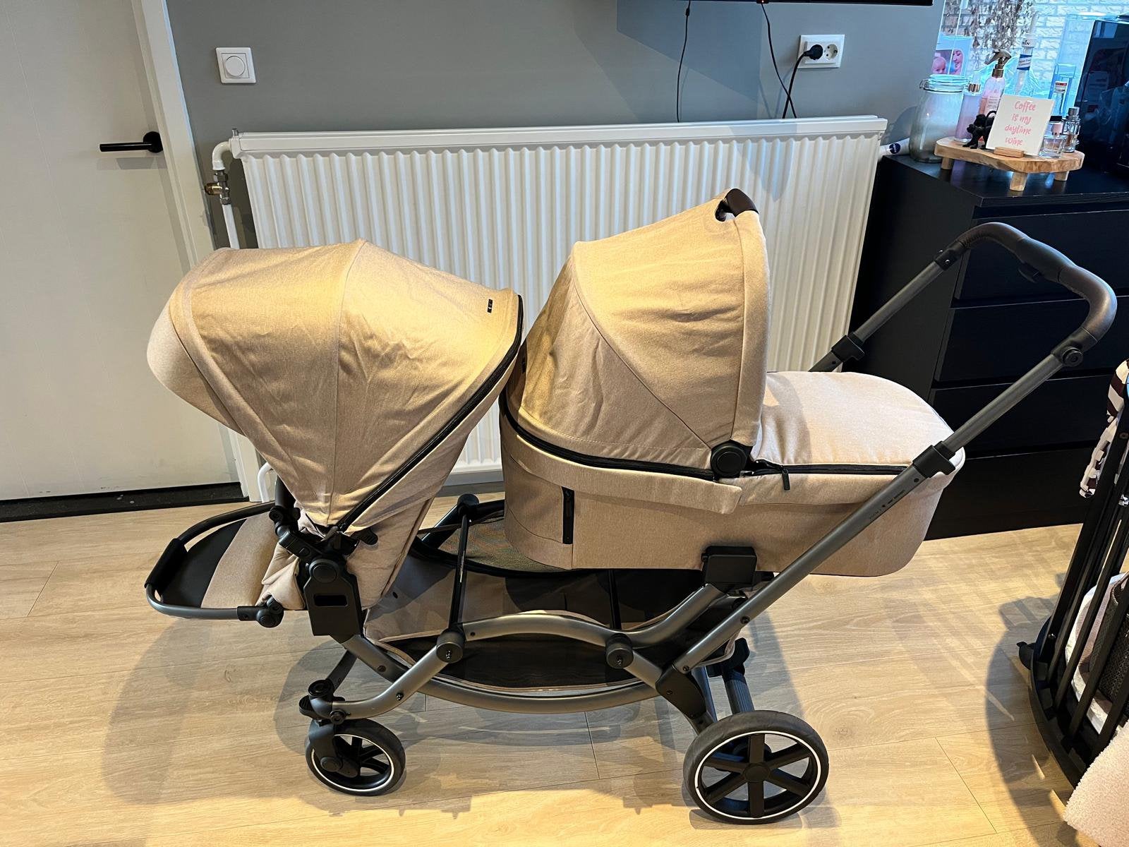 Duo kinderwagen als nieuw met veel accessoiressen.