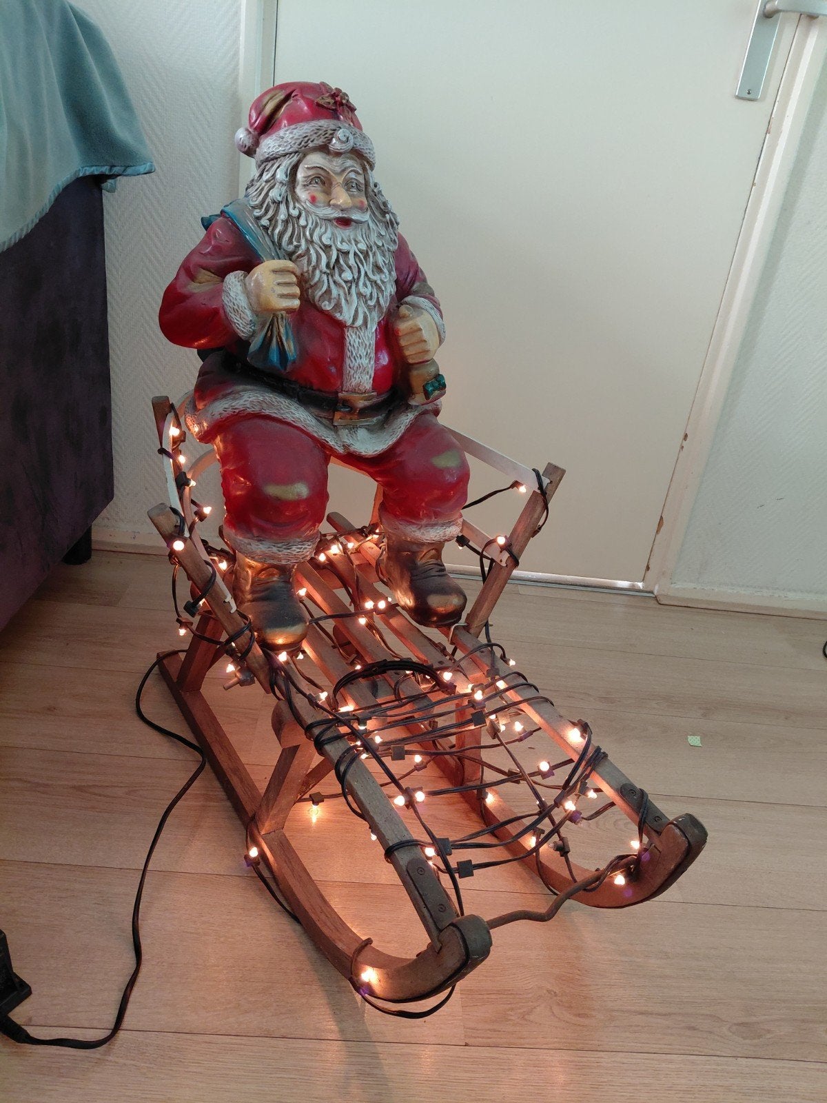 Grote kerstman op houten slee met verlichting – 85 cm – voll, Diversen, Ophalen