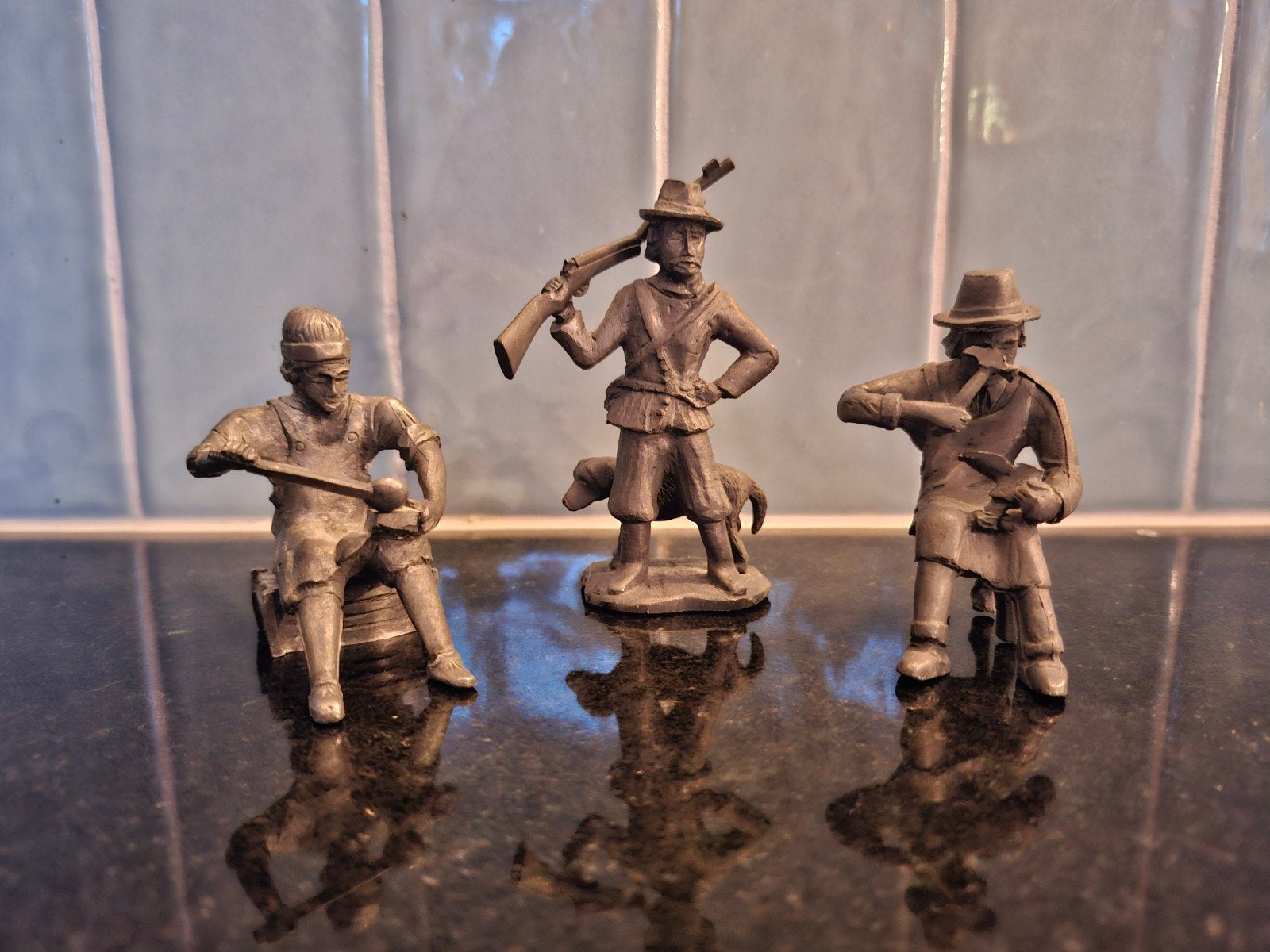 Set van 3 tinnen beeldjes: jager, tingieter en schoenmaker, Ophalen of Verzenden, Gebruikt