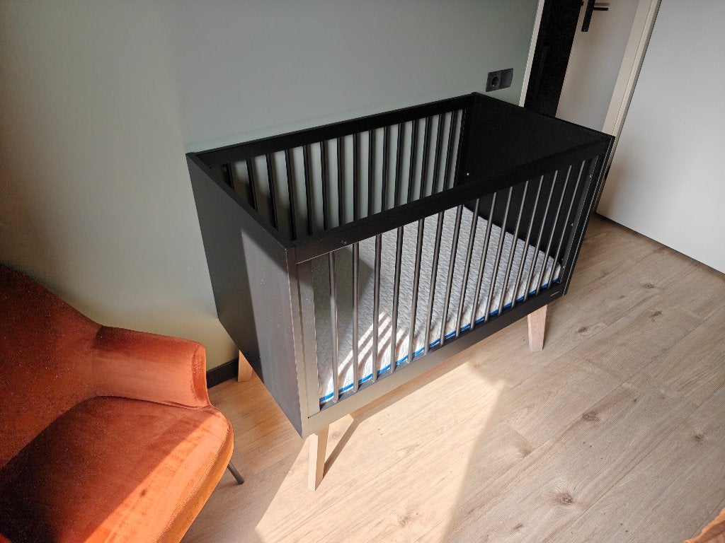 Kidsmill Ledikant Zwart/Eik 120x60, Ophalen, Zo goed als nieuw, Ledikant
