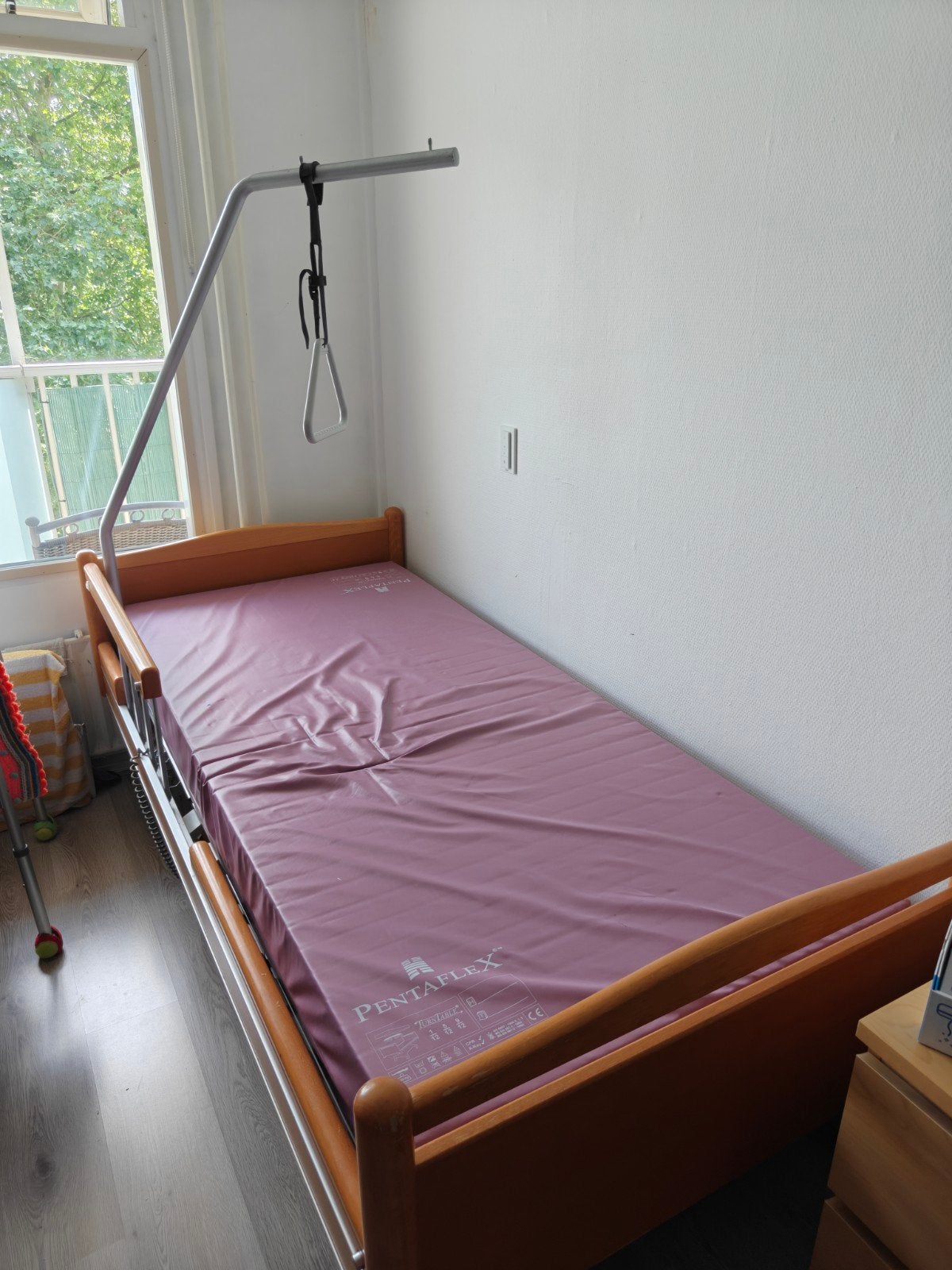 Verstelbaar ziekenhuisbed met papegaai, Ophalen, 90 cm, Eenpersoons, Bruin