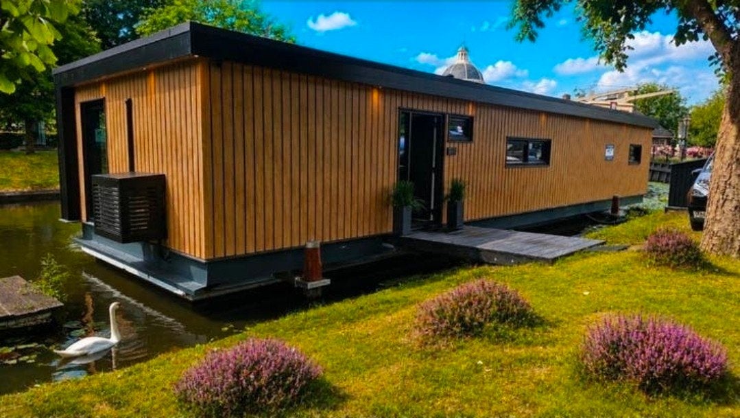 Leiden Centrum: Nieuwbouw woning aan het water Turn-Key New, Huizen en Kamers, Woonboten te koop