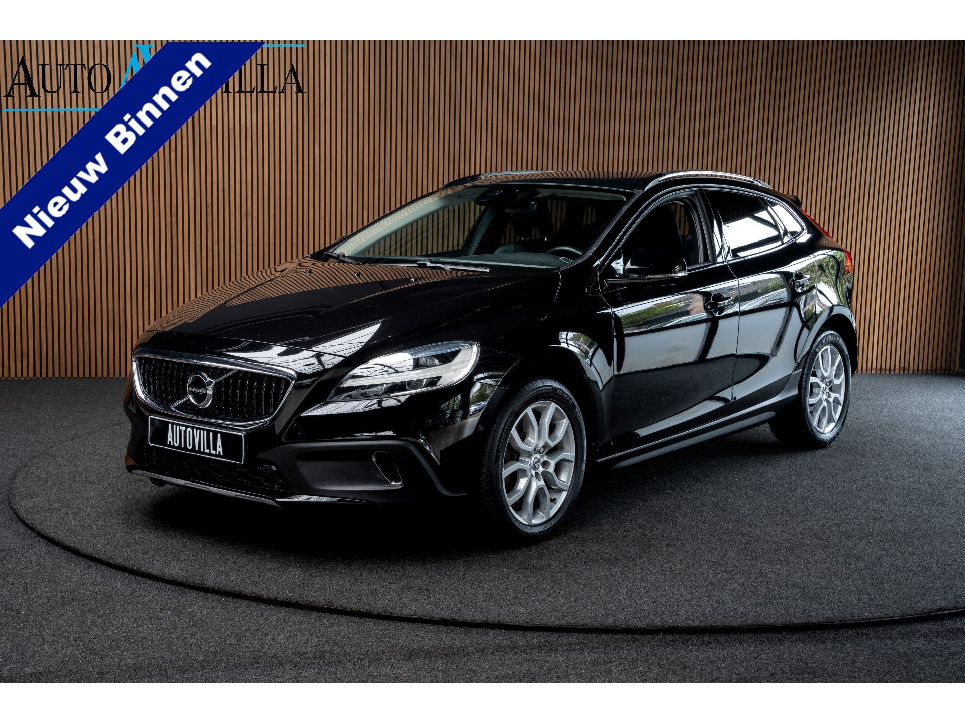 Volvo V40 Cross Country 1.5 T3 Leer Panodak Harman K. Camera, Dealer onderhouden, 4 cilinders, 700 kg, Zwart