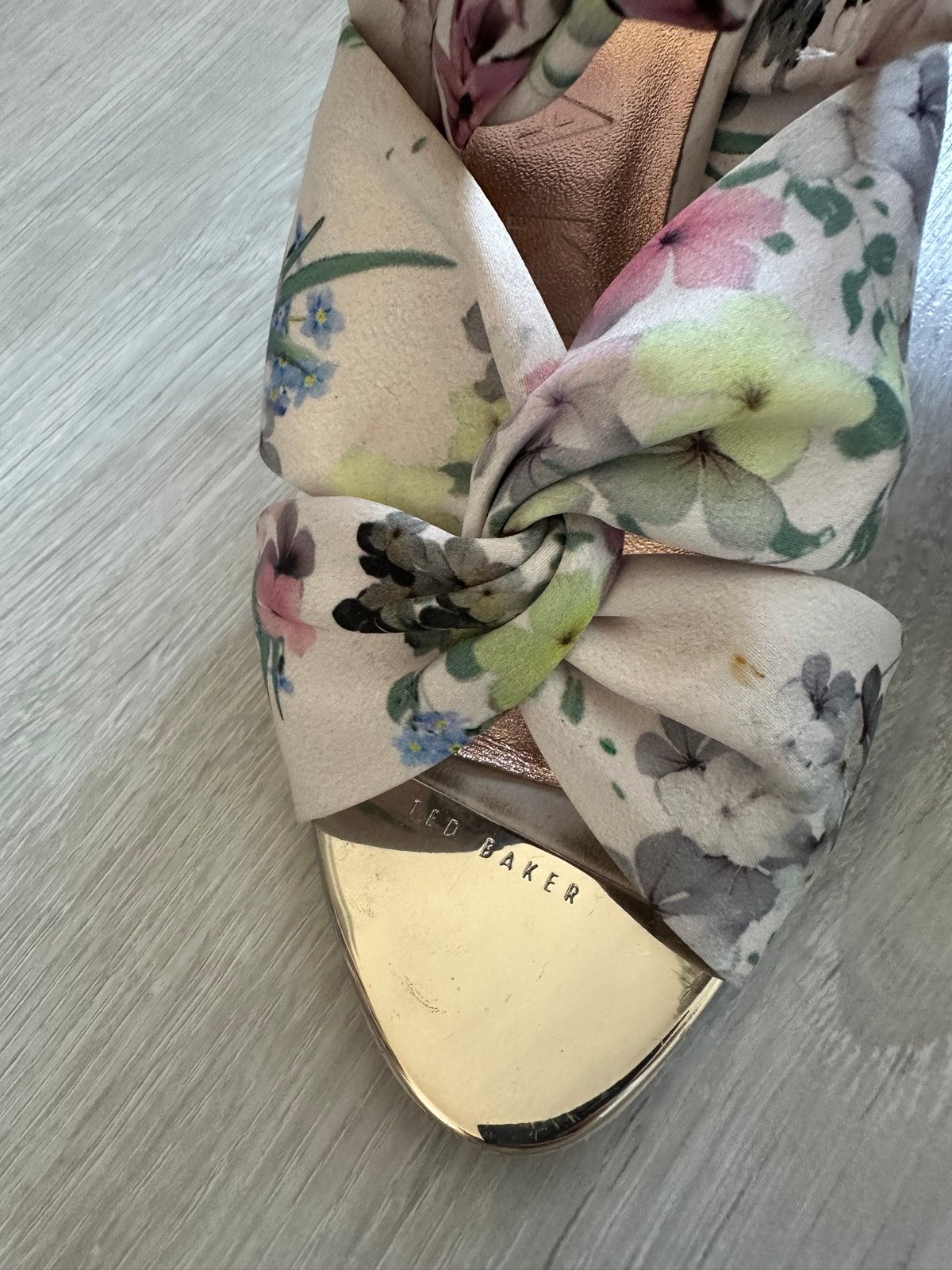 Ted Baker bloemenprint muiltjes met hak, Ophalen of Verzenden, Zo goed als nieuw, Overige kleuren, Sandalen of Muiltjes